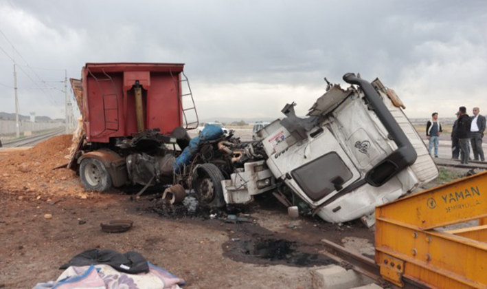 Kayseri'de Lokomotifin Çarptığı Tırın Sürücüsü Hayatını Kaybetti