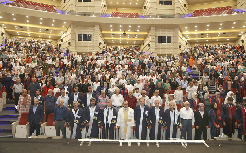 ERÜ İlahiyat Fakültesi'nden 300 yeni mezun