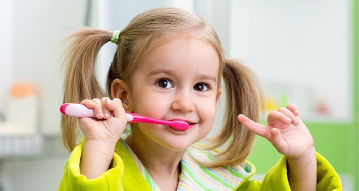 İlk dişlerin çıkmasıyla birlikte diş fırçalama alışkanlığı edinilmeli