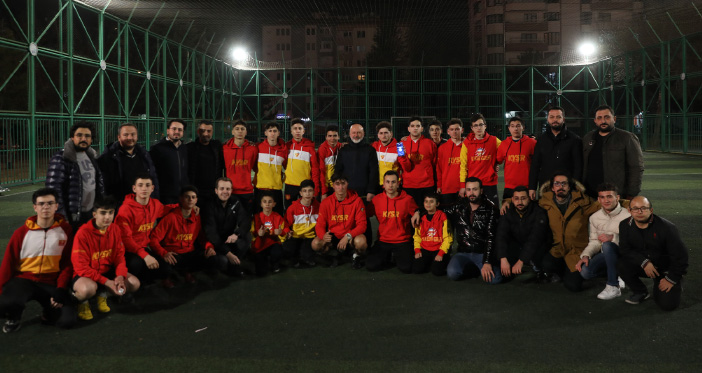 Başkan Çolakbayrakdar Gençlerle futbol oynadı