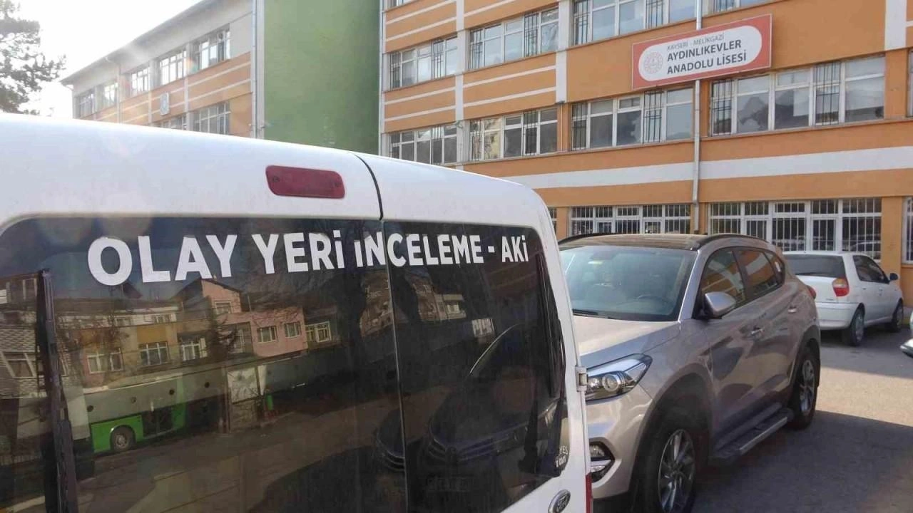 Kayseri'de bir okula yorgun mermi isabet etti!